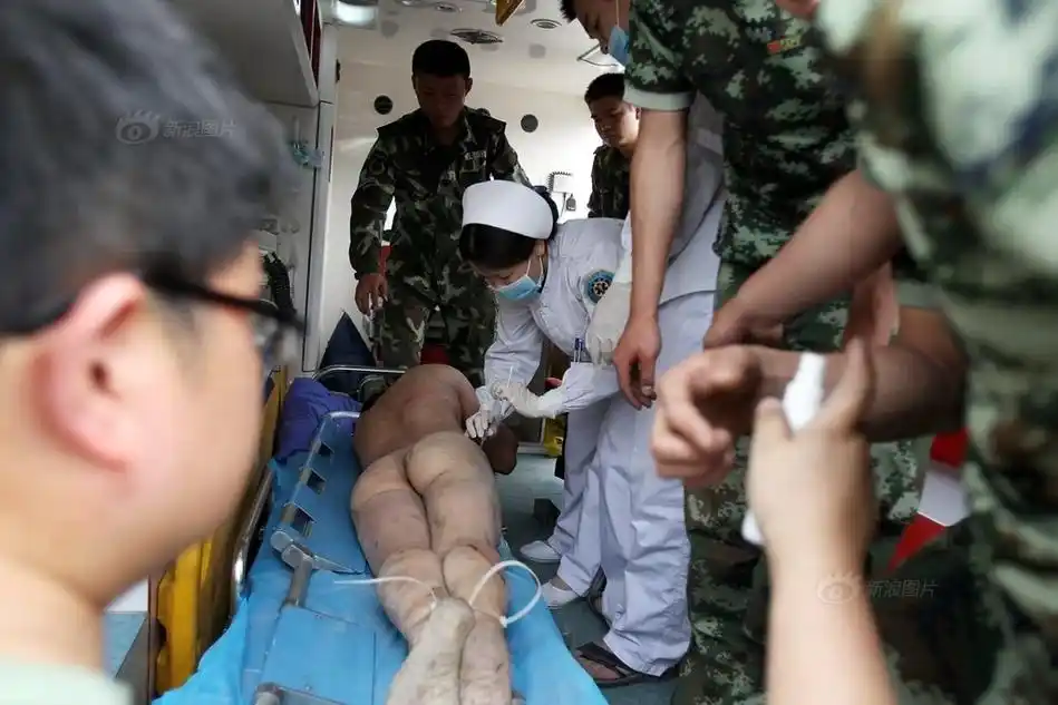 成都男子裸身爬树4小时倒钩荡秋千