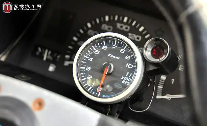 图:原来的ae86转速表已经有8,000转表底,日本的朋