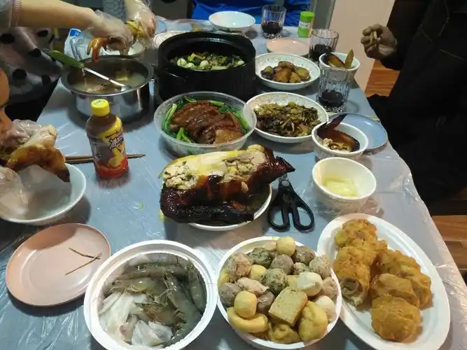 2020年1月24日,年除夕,正好是洛怡7岁生日,爷爷奶奶一起到洛怡家吃年