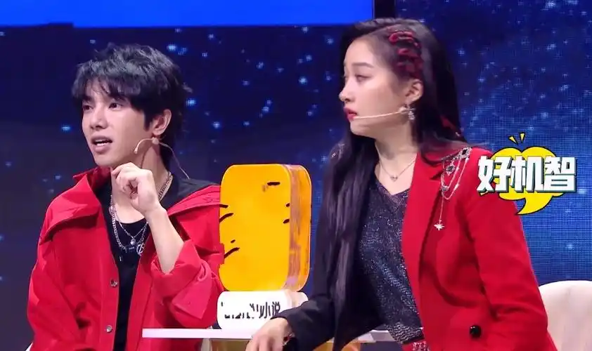 有种大佬坐姿叫华晨宇,双腿非要开到最大,挤到关晓彤都缩成一团_腾讯