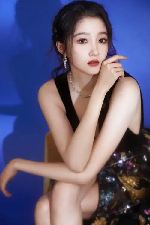 关晓彤开叉刺绣裙##微博视界大会