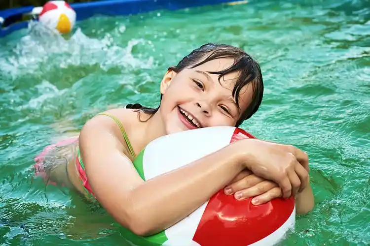 小女孩,游泳池,有趣,游泳,孩子,户外_高清图片_全景视觉