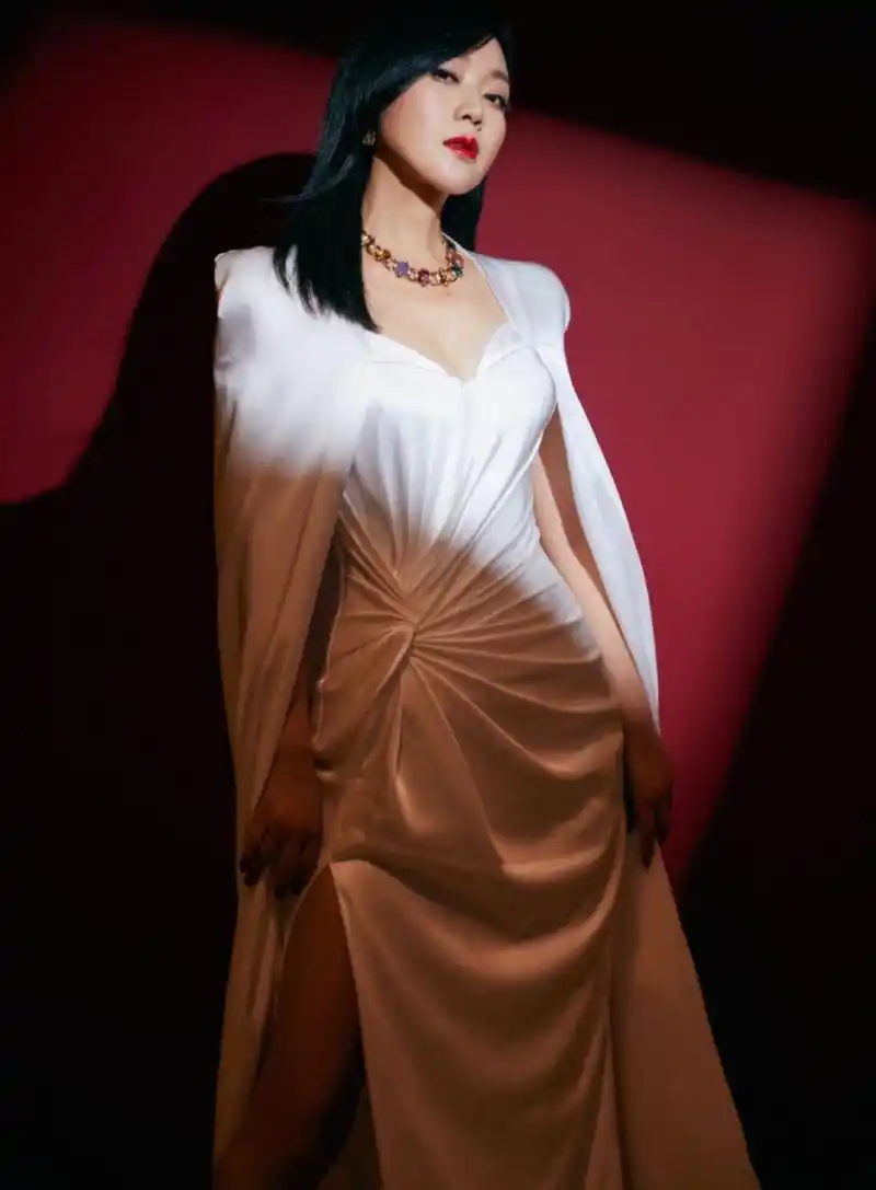 貌若天仙的性感女神#闫妮# 一袭白色深v高开叉礼裙,丰满傲人的事业线