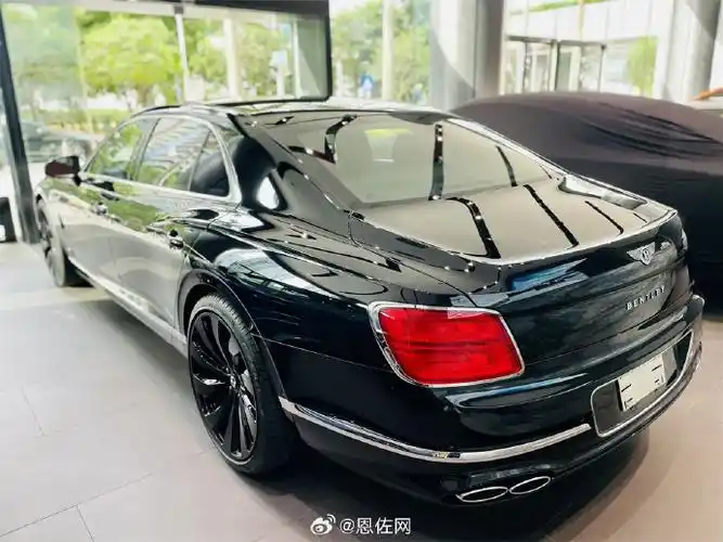 飞驰 v8 美规  鲸鱼黑/热刺红  现车含消费税305万    车辆选配:宾利