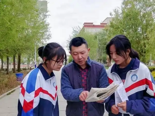 西亭高中的副校长任益南回忆第一个假期再见周尔飞的场景,"二楼楼梯口