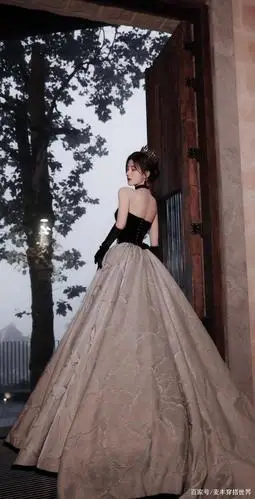 鞠婧祎宫廷风写真,抹胸大裙摆连衣裙配黑色手套,头顶皇冠像公主