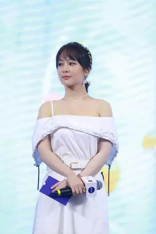 杨紫胖了一圈穿吊带裙肩宽背厚不见锁骨这锅骨架大不背