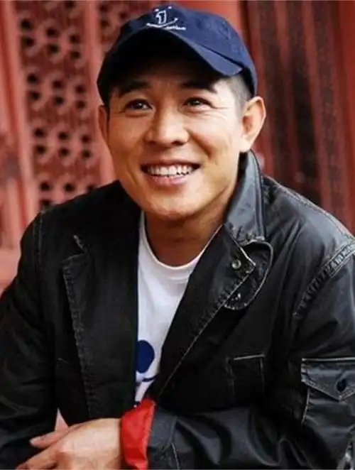 9岁被总理接见,爷爷的名字节目组都不敢播,李连杰的背景有多大3-度小