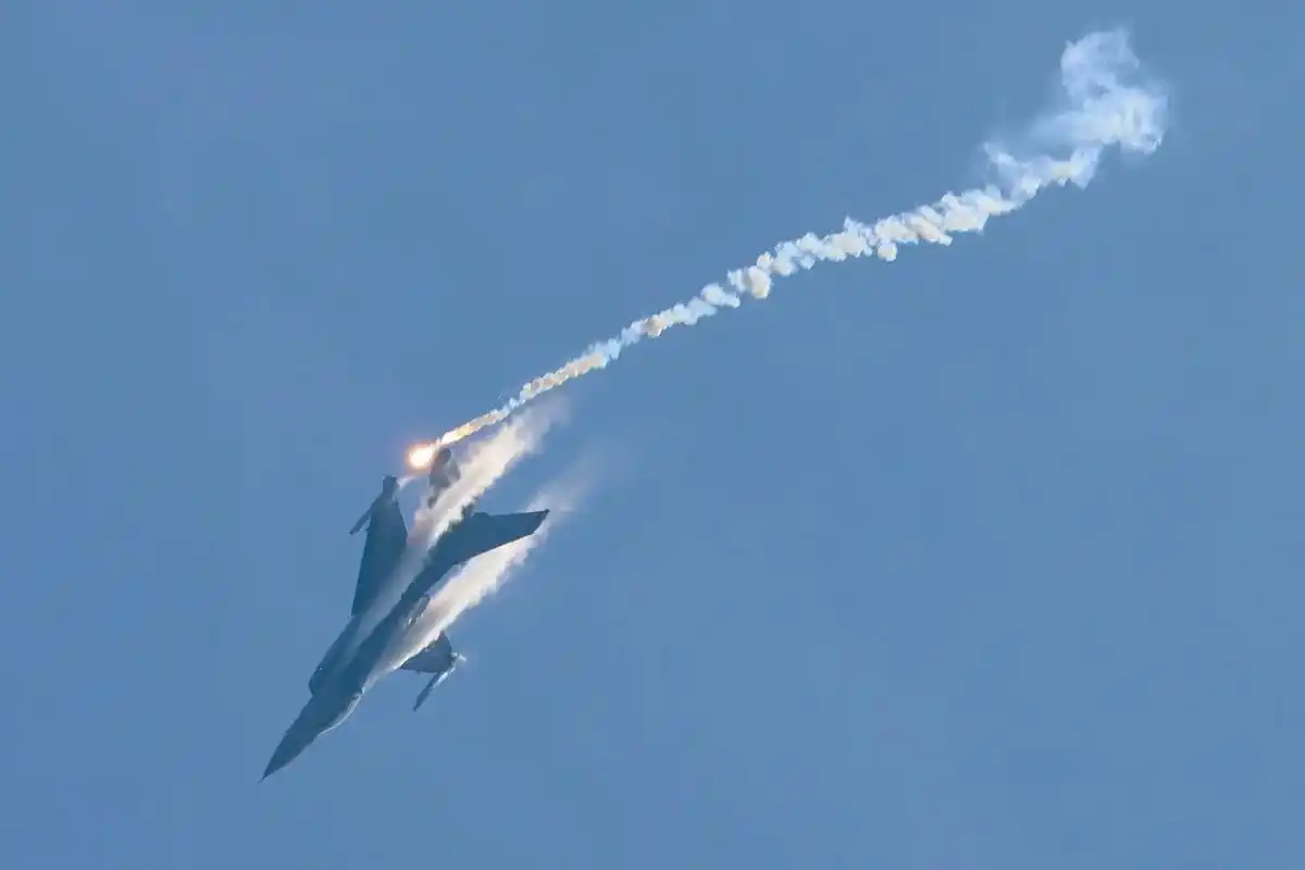 "尊敬的f16战斗机驾驶员 愿霹雳15照亮您的座舱"#mf梁 - 抖音