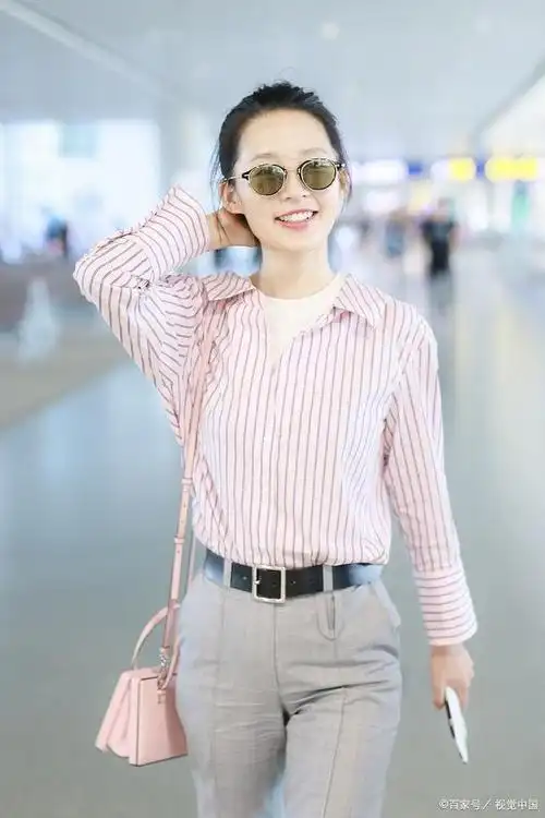 李沁的成熟职业装撩到人了,蓝色小西装配牛仔裤,气质绝了