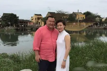 杨澜:26岁辞职央视,27岁嫁富豪丈夫,没什么比给孩子喂奶更重要