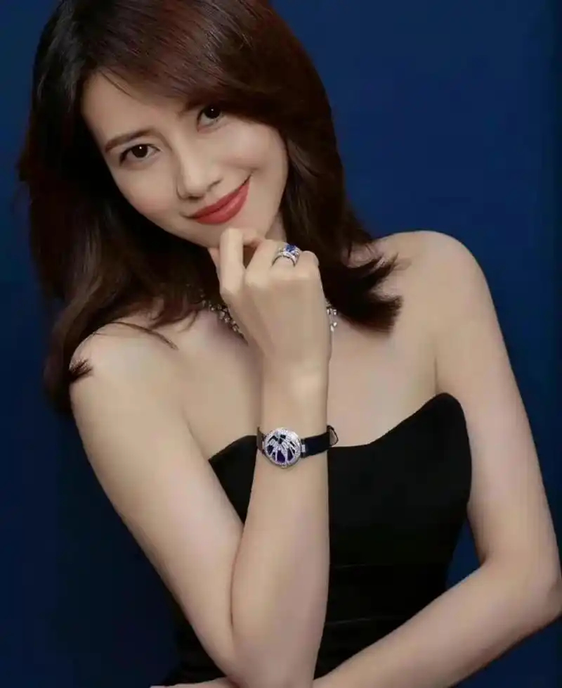 高圆圆身穿蓝色长裙优雅迷人,回眸一笑百媚生,六宫粉黛无颜色