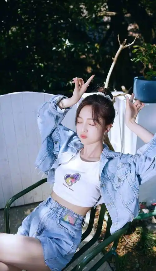 原创吴宣仪罕见紧身牛仔裤写真可爱与时尚于一身这样的女子把心暖化了