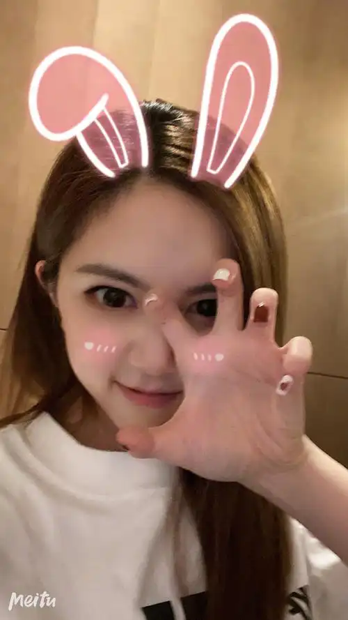 > 邓紫棋俏皮可爱自拍照图片(14/17)