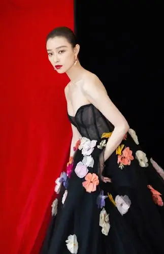 女演员倪妮抹胸礼服性感优雅写真