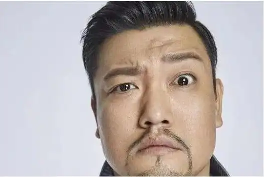 胖男人八字胡子(他是国家一级演员,为喜剧辞去副总职务,和妻子同框似