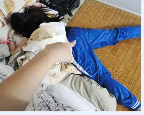 有没有类似于图中的校服(滑校服)女生图片