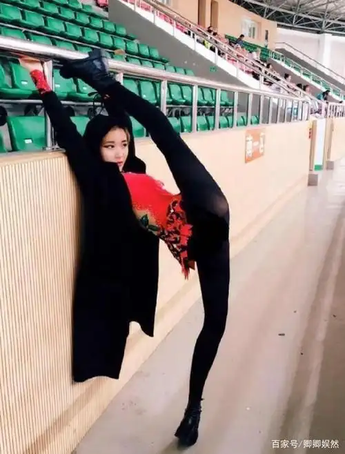 体操女神退役进军网红界,因高难度一字马走红,宣称想嫁给外国人