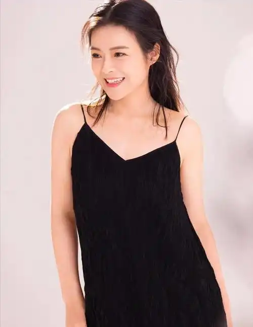 主持人陈辰晒与儿女合照二宝含奶嘴睡着好可爱4岁女儿颜值高