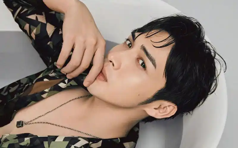 张彬彬浴缸眼神杀帅气图片壁纸_大陆明星_壁纸下载_美桌网