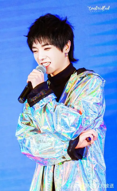 华晨宇是个有才华又呆萌的少年,喜欢的很