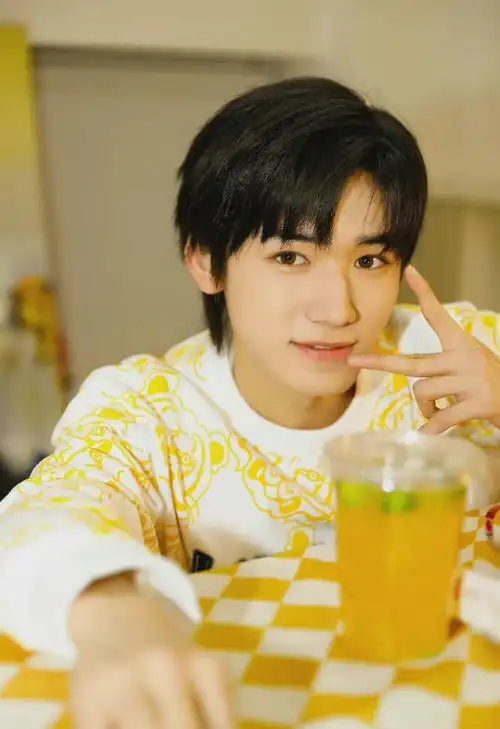 宋亚轩#剪刀手轩轩真的好可爱哇