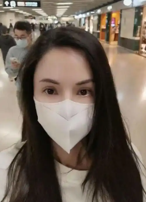 56岁李若彤回香港独自坐地铁朴素低调无人识素颜精致像洋娃娃