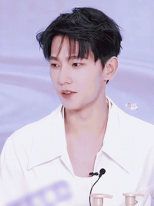 杨洋·今天的纯白帅哥好可爱啊#杨洋活动最新状态#·#杨洋直播