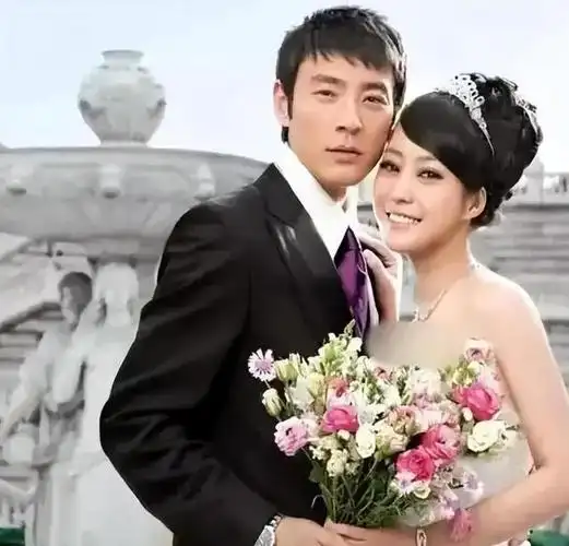 郝蕾在北京别墅种菜,和父亲刘烨一个模子