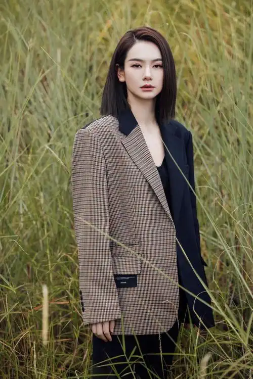 戚薇才是机场穿搭一姐,驼色大衣搭配棒球帽,演绎不费劲的时髦