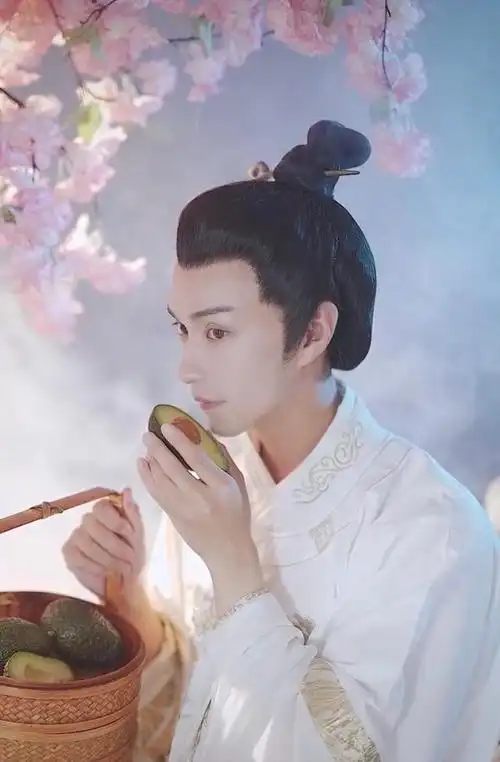 建议把"古装男神"楚淇强制申遗保护,具体理由如下