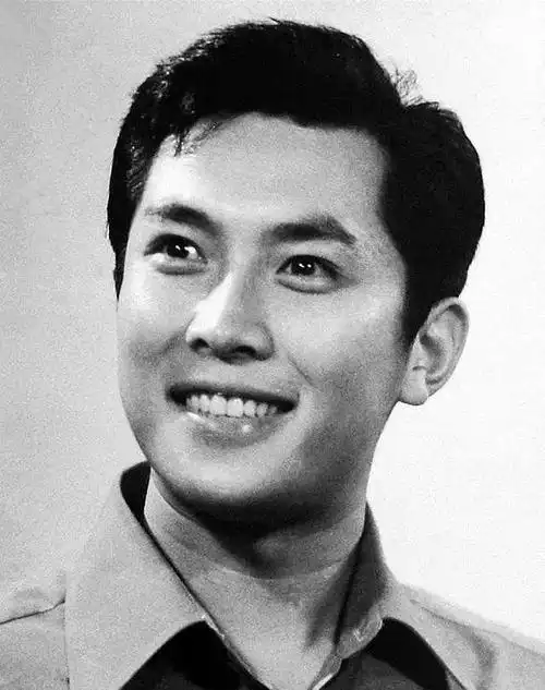 在年轻的唐国强老师面前谁也别说自己是帅哥