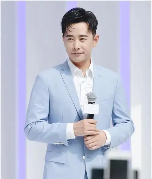 国民老公罗晋淡蓝色西服出席活动经典罗氏微笑有迷到你么