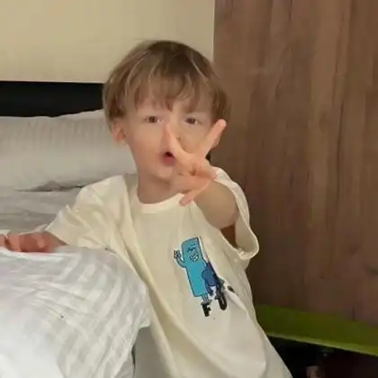 可爱有鲨鱼牙的外国小男孩头像图片_萌娃头像_头像屋