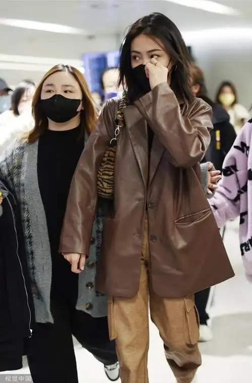 歌手谢可寅现身机场从北京飞往上海