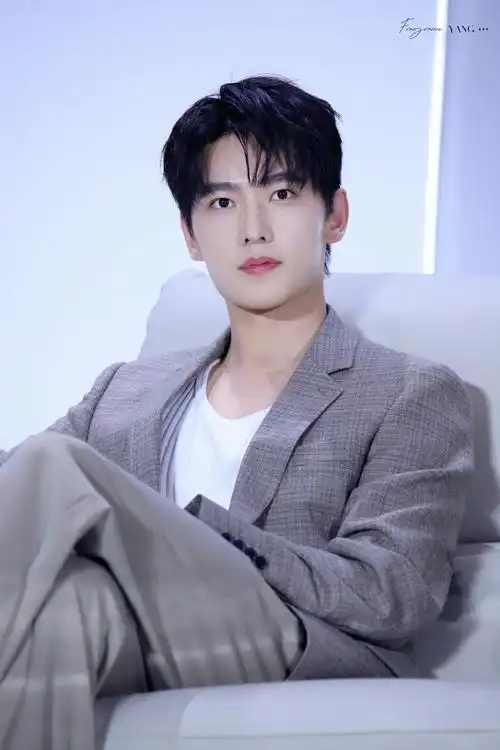 杨洋喜临门品牌代言人##杨洋活动现场躺床上了