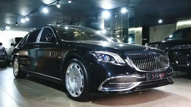 300万的2020款奔驰迈巴赫s600,打开车门亮起氛围灯,太惊艳了