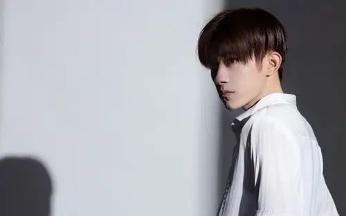 易烊千玺简约率性写真桌面壁纸_大陆明星_壁纸下载_美桌网