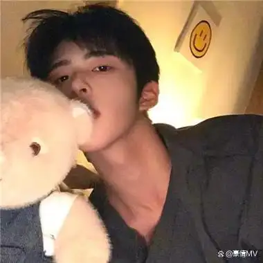 氛围感男生头像小众2024最新_慵懒感男头真人意境图片