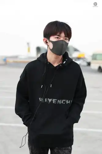 易烊千玺北京飞上海,破洞裤少年闪亮登场