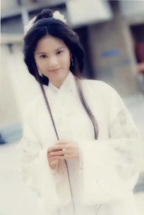 李若彤《天龙八部》王语嫣版本的可以说是最经典的.