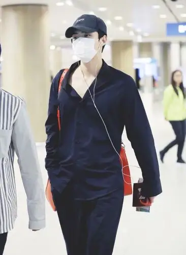 你的"衬衫男孩"已上线!吴世勋一身休闲装走机场,穿拖鞋抵不住帅气