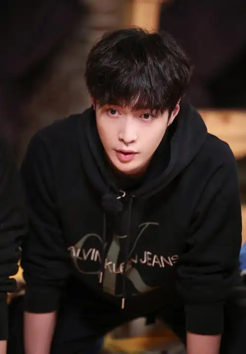 张艺兴《极限挑战6》第一期剧照图片