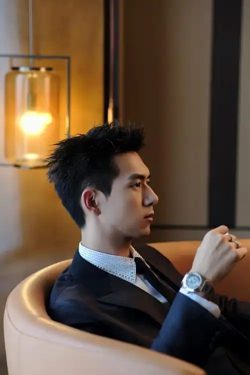 李现 黑色西装搭配烫钻衬衫,绅士帅气