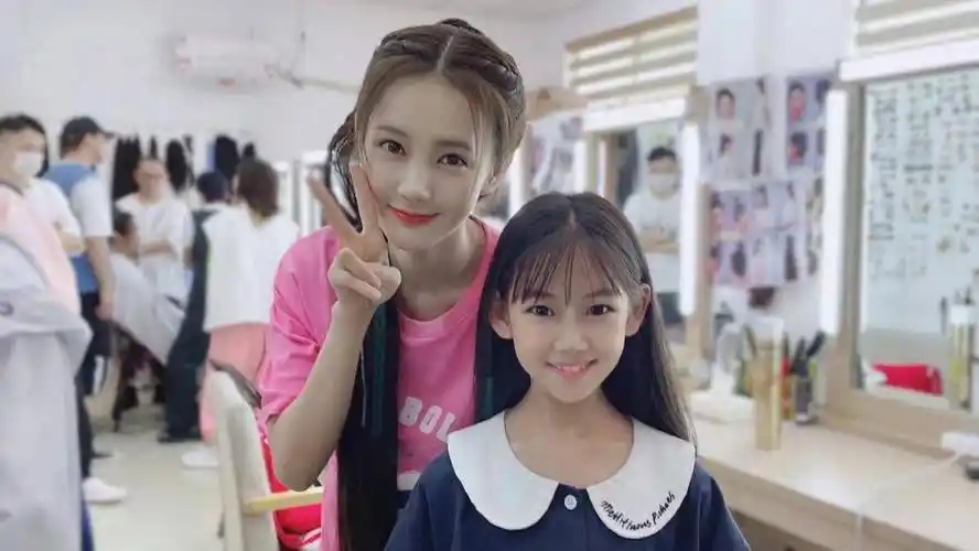 《九霄寒夜暖》开播,李一桐童年苏玖儿引关注,黄麒麟儿大有来头_油菜