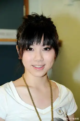 e.m.邓紫棋圆鼻变窄疑整形?人家只是减了肥,配合妆容而已