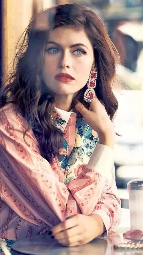 据英国《每日星报》3月16日报道,这位好莱坞女星目前正在准备与她的52