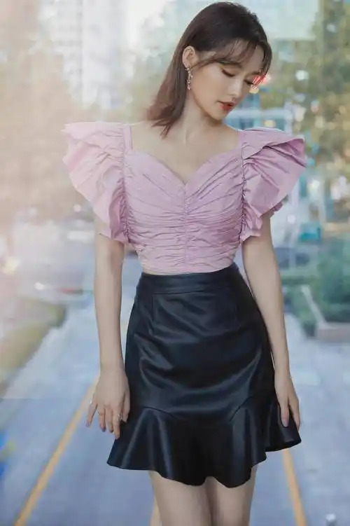 李沁的气质真是一股清流,穿白色缎面裙知性优雅,颜值都太抗打了_时尚