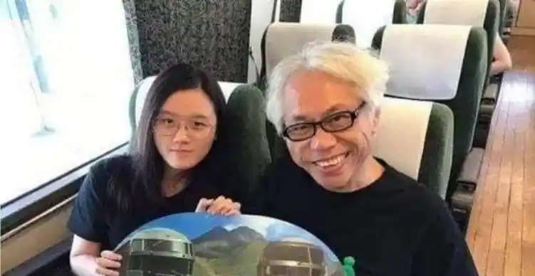 原创9年后爷孙恋现状曝光男方需要拄拐26岁林靖恩一脸疲惫