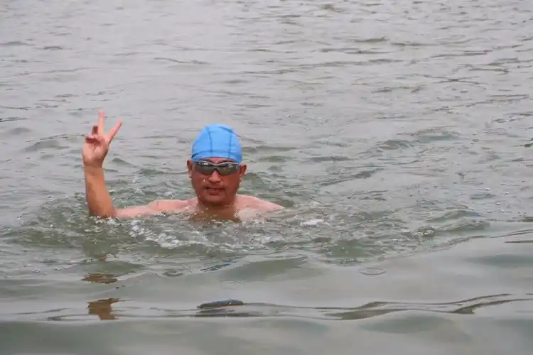 河南大叔冬泳两年不间断,能在水中睡两小时